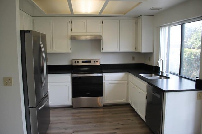 Building Photo - 3Bed/2.5Bath off Poinsettia in Carlsbad!~ ...