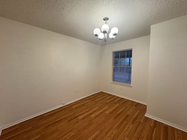 Building Photo - Adorable 2-2 in Arlington