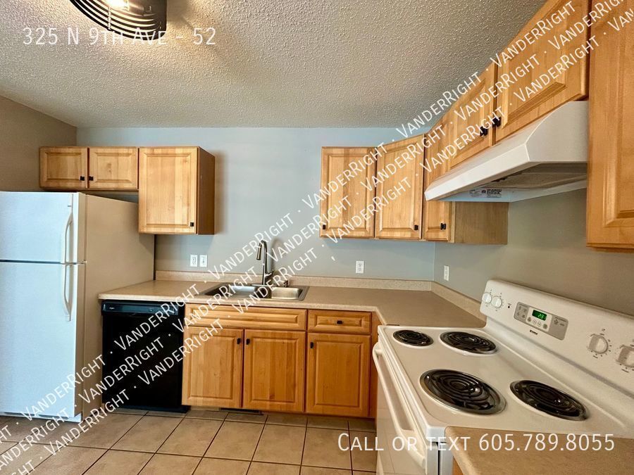 Foto principal - Walk Out 2 Bedroom With Private Patio!