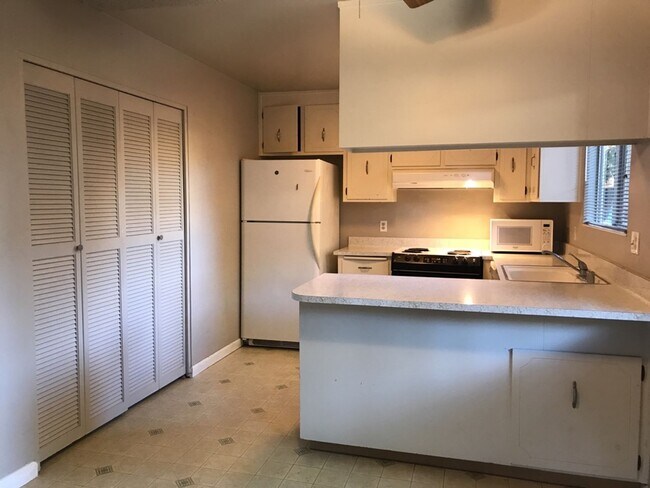 Foto del edificio - Great 2 bed 1 bath condo available in May!!
