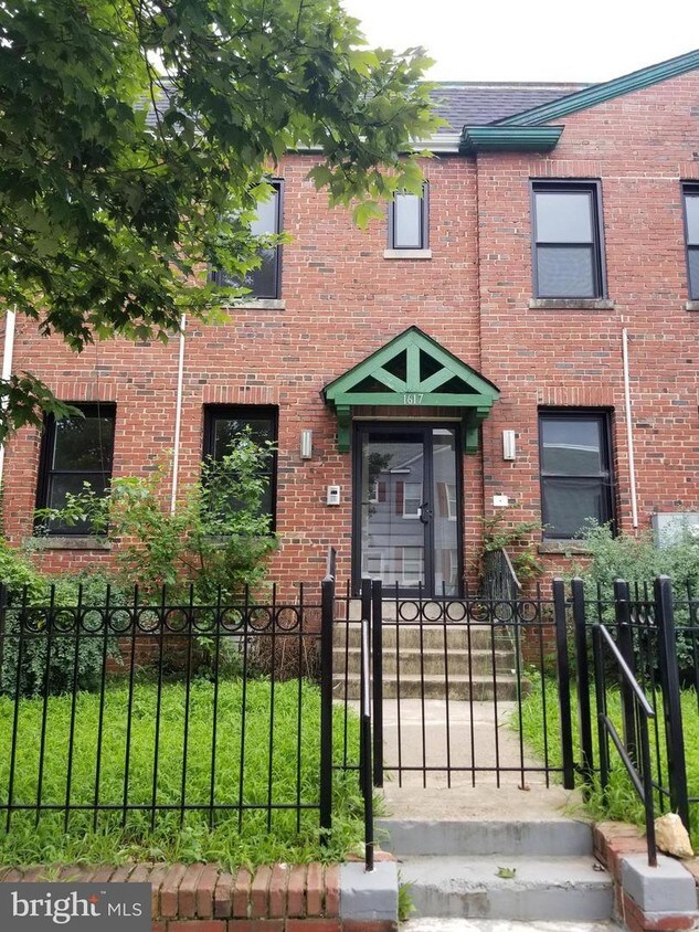 Primary Photo - 1617 Isherwood St NE