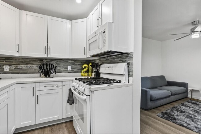 Building Photo - 920 SW 30th St