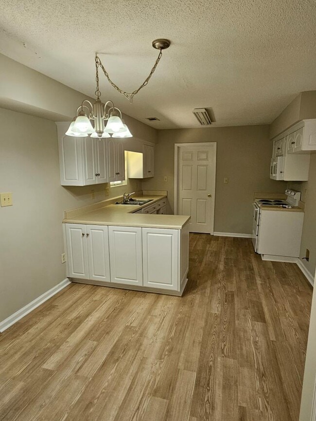 Building Photo - 119 Maple Creek Dr