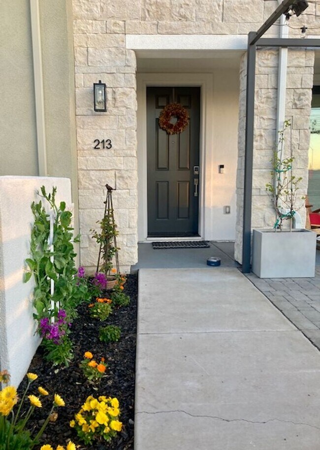 Building Photo - Gorgeous 3 bedroom 2.5 bath Fountaingrove ...