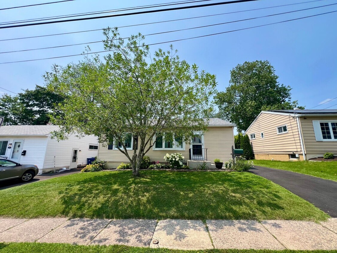 Primary Photo - Stunning 3-Bedroom Single Family Home in G...