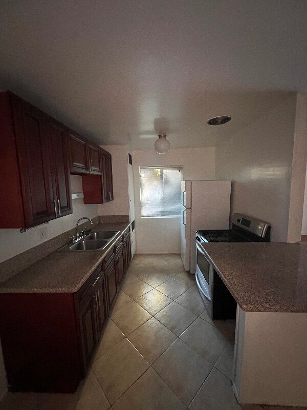 Building Photo - 305 N Vinedo Ave