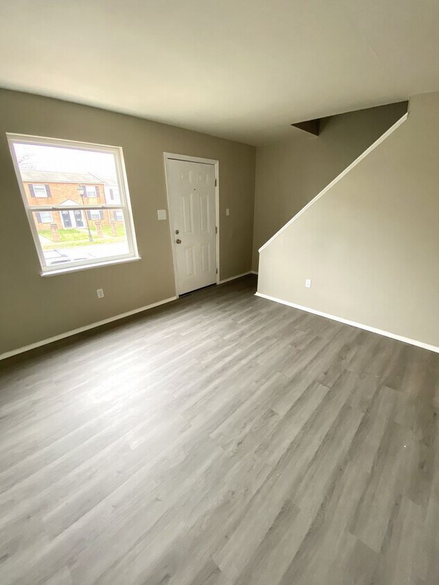 Primary Photo - 104 Poe St