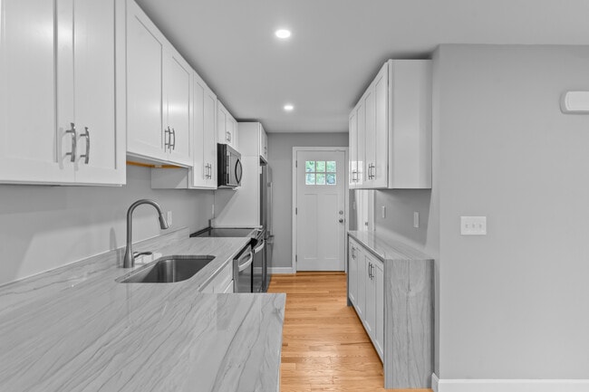 Building Photo - 22 Quimby St