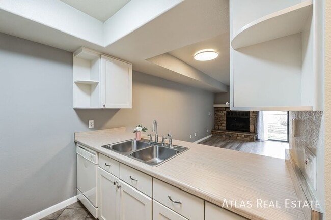 Building Photo - 467 S Memphis Way