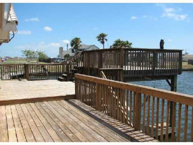 Building Photo - 15322 Dasmarinas Dr