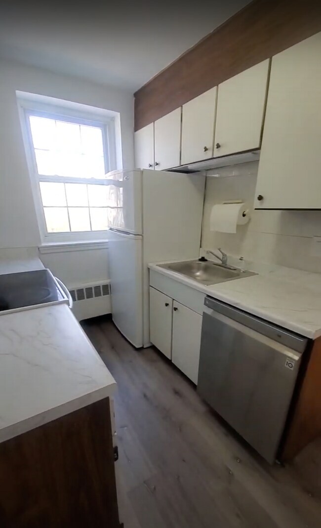 Foto del edificio - Sunny, Great Value Brookline 2-Bed; Heat/H...