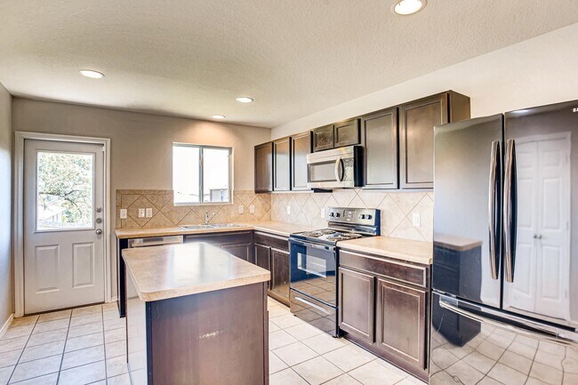 Foto del edificio - beautifully maintained 3-bedroom, 2-bathro...