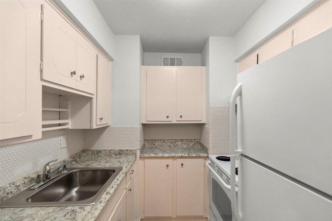 Building Photo - 2229 Mimosa Dr