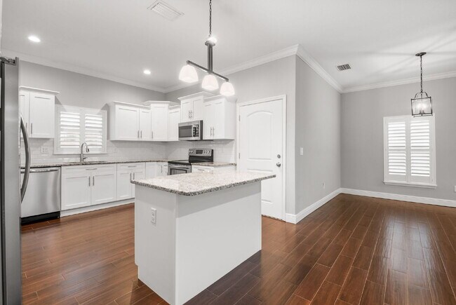 Building Photo - "Charming St. Petersburg Home: 3 Beds, 2 Baths, 1720 Sq. Ft. of Comfort!"