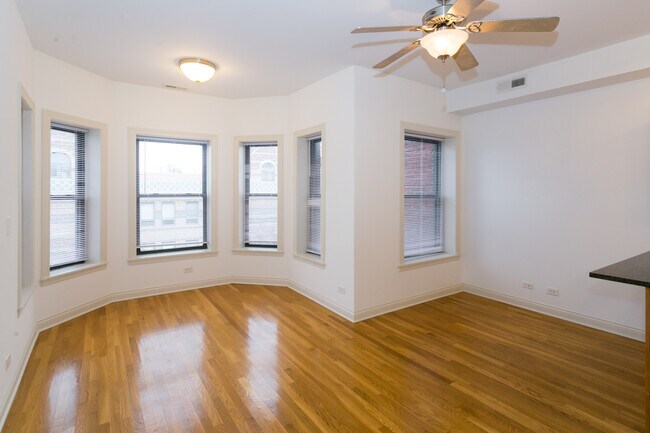 Comedor/Sala de estar - 5400-5408 S. Ingleside Avenue