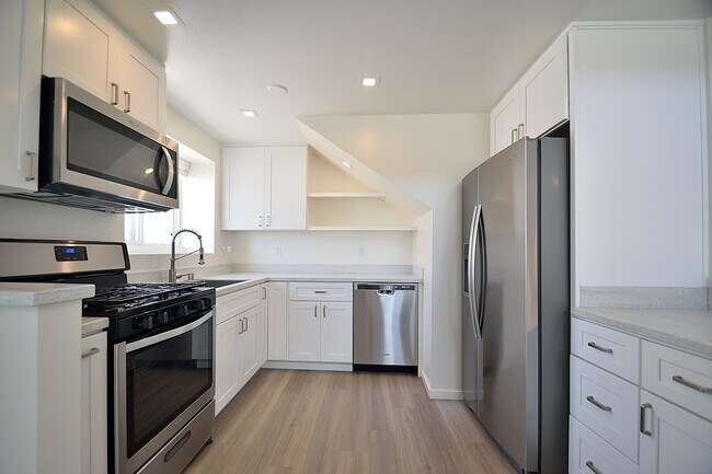 Building Photo - 2712 Manhattan Ave