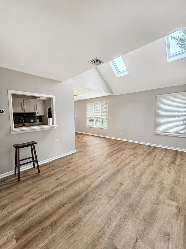 Building Photo - 252 Crescent Dr