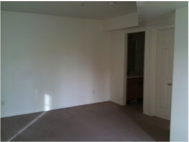 Building Photo - 379 E 600 S