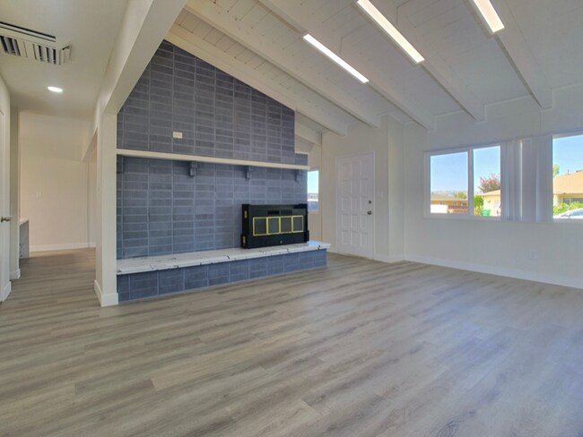 Building Photo - 1321 Roxanne Dr