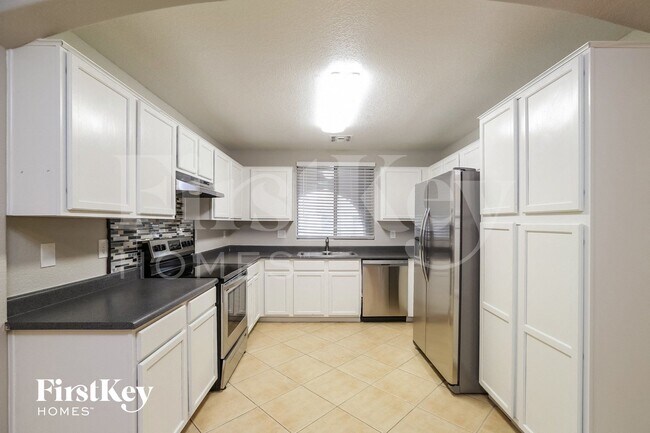 Building Photo - 8338 W Hughes Dr