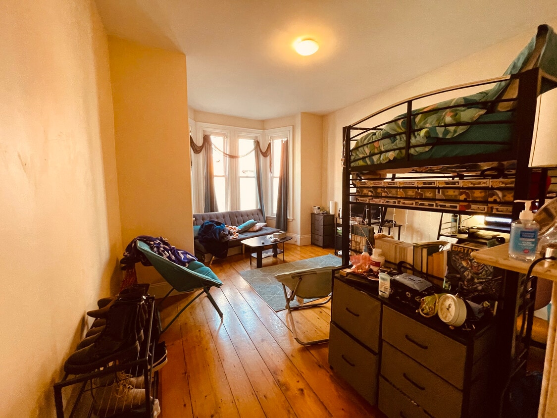 Primary Photo - 42 Delle Ave