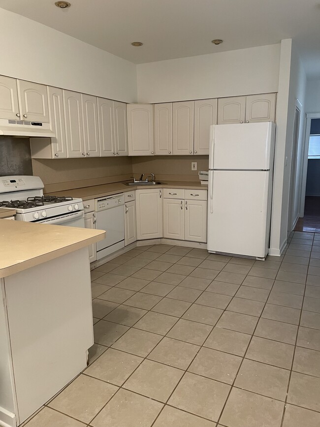 Kitchen - 617 S 16th St