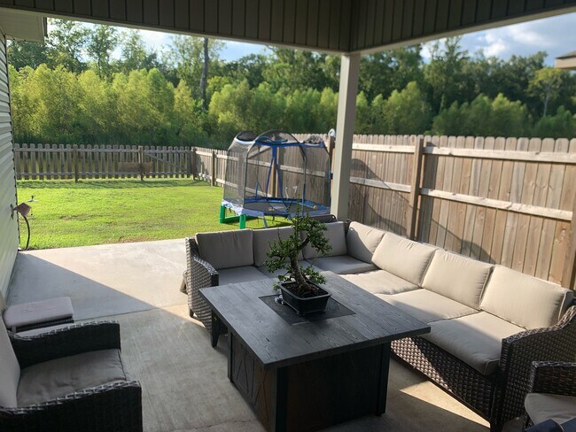 Building Photo - 1220 Shadow Bluff Dr