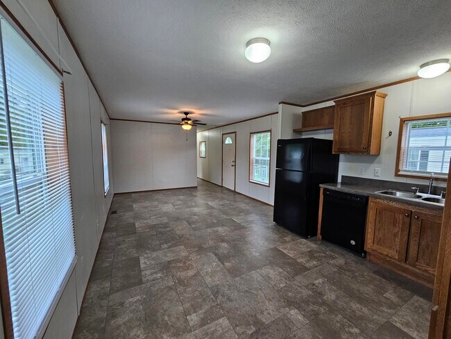 Building Photo - 46 Pine Cir