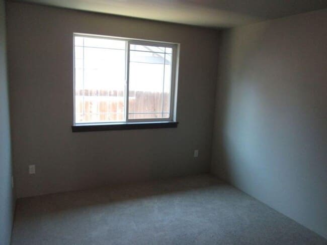 Building Photo - 3BED2BATH - YARD, GARAGE, LAUNDRY HOOKUPS