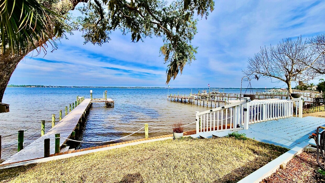 Foto principal - Beautiful 3 bed / 2.5 bath WITH BOAT DOCK ...