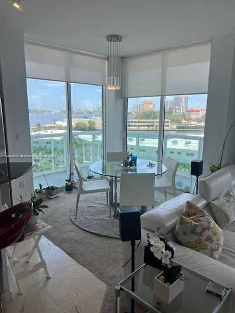 Foto del edificio - 7900 Harbor Island Dr