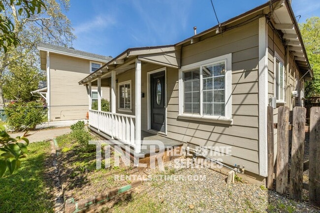 Building Photo - Charming Two Bedroom Home