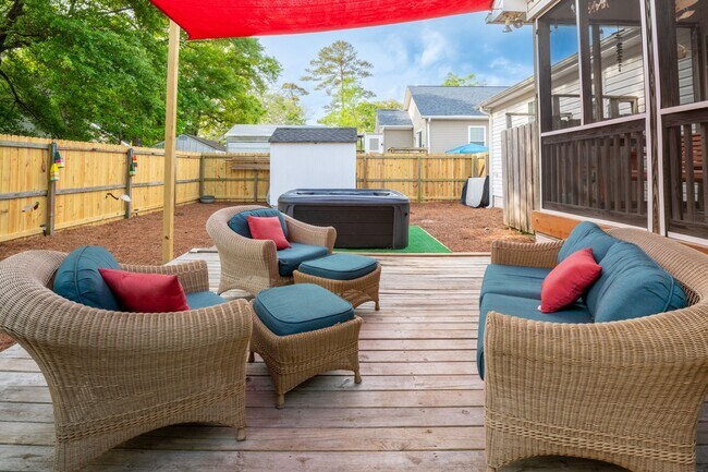 Foto del edificio - HOT TUB ANYONE?  THIS OFF-SEASON RENTAL IS AVAILABLE FOR A LIMITED TIME