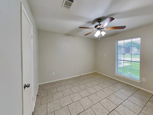 Building Photo - 16402 Forest Bend Ave