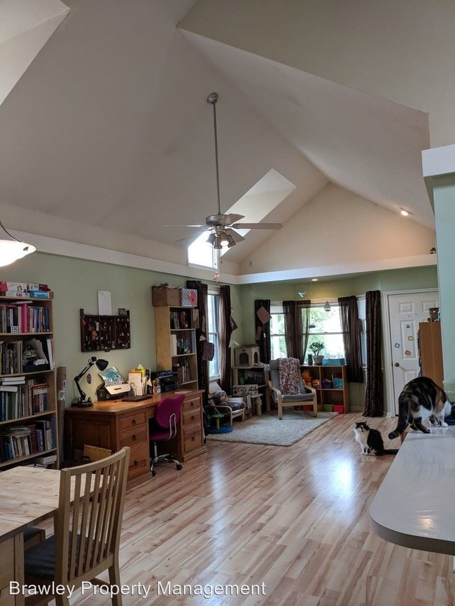 Building Photo - 2 br, 2 bath House - 441 W. Somersbe Pl