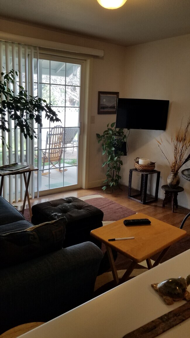Foto del edificio - 235 Meadow Dr