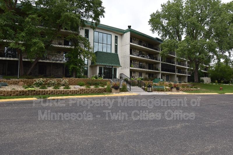 Foto principal - 10501 Cedar Lk Rd S