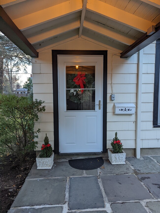 Private Entrance to Cottage - 82 Winsor Pl