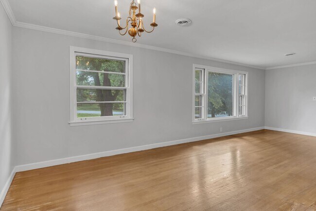Building Photo - Large Donelson home with lower level apart...