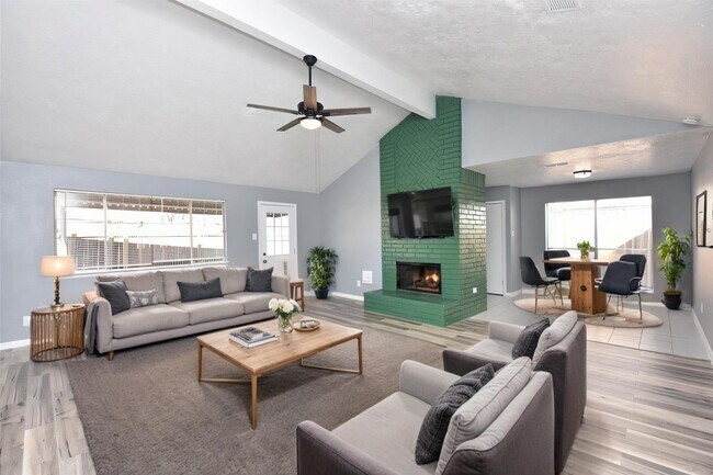 Foto del edificio - 2711 Goldspring Ln