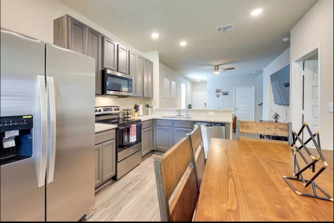 Foto del edificio - First Time Rental! 4 Bedroom 2 1/2 Bath ~M...