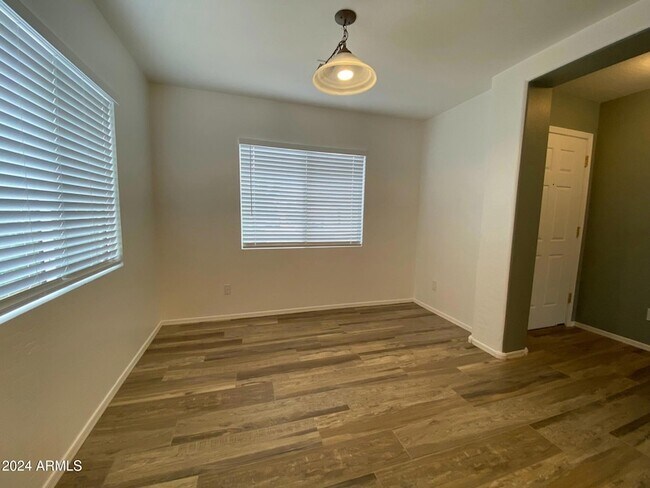 Foto del edificio - 2909 E Mineral Park Rd