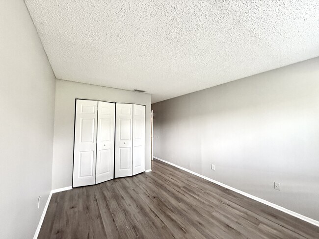 Foto del edificio - 644 Kenwick Cir