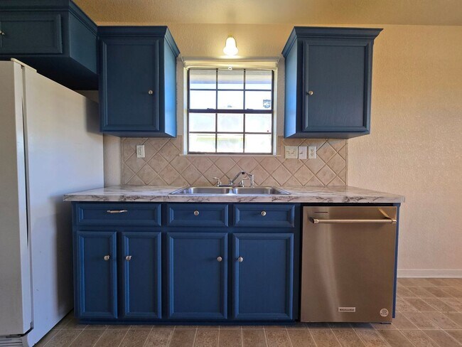 Foto del edificio - NEW IN MANAGEMENT - AVAILABLE NOW!