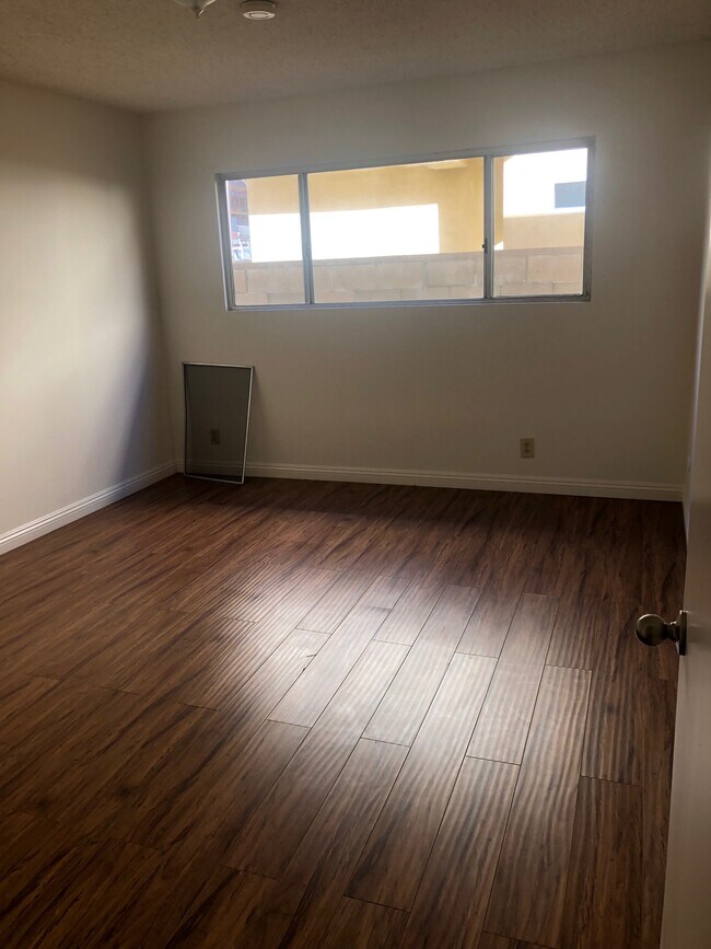 Foto del edificio - 5233 Riverton Ave