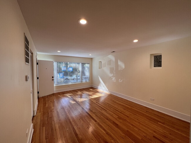 Building Photo - 1726 W Catalpa Ave