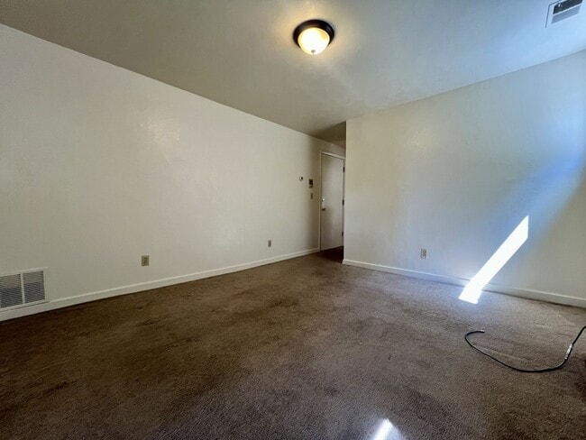 Building Photo - Large 1 BR Apartment in Lovely South Oakla...