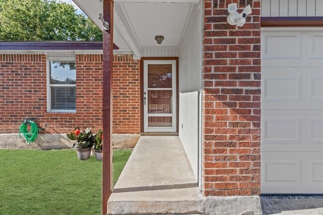 Building Photo - 1605 Windrift Way