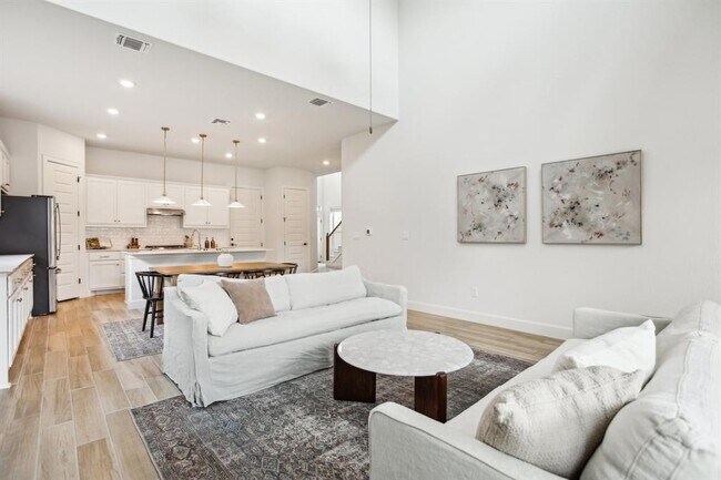 Foto del edificio - 12803 Bloomington Dr