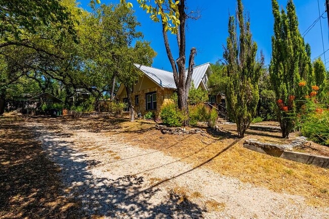 Building Photo - 902 Bouldin Ave